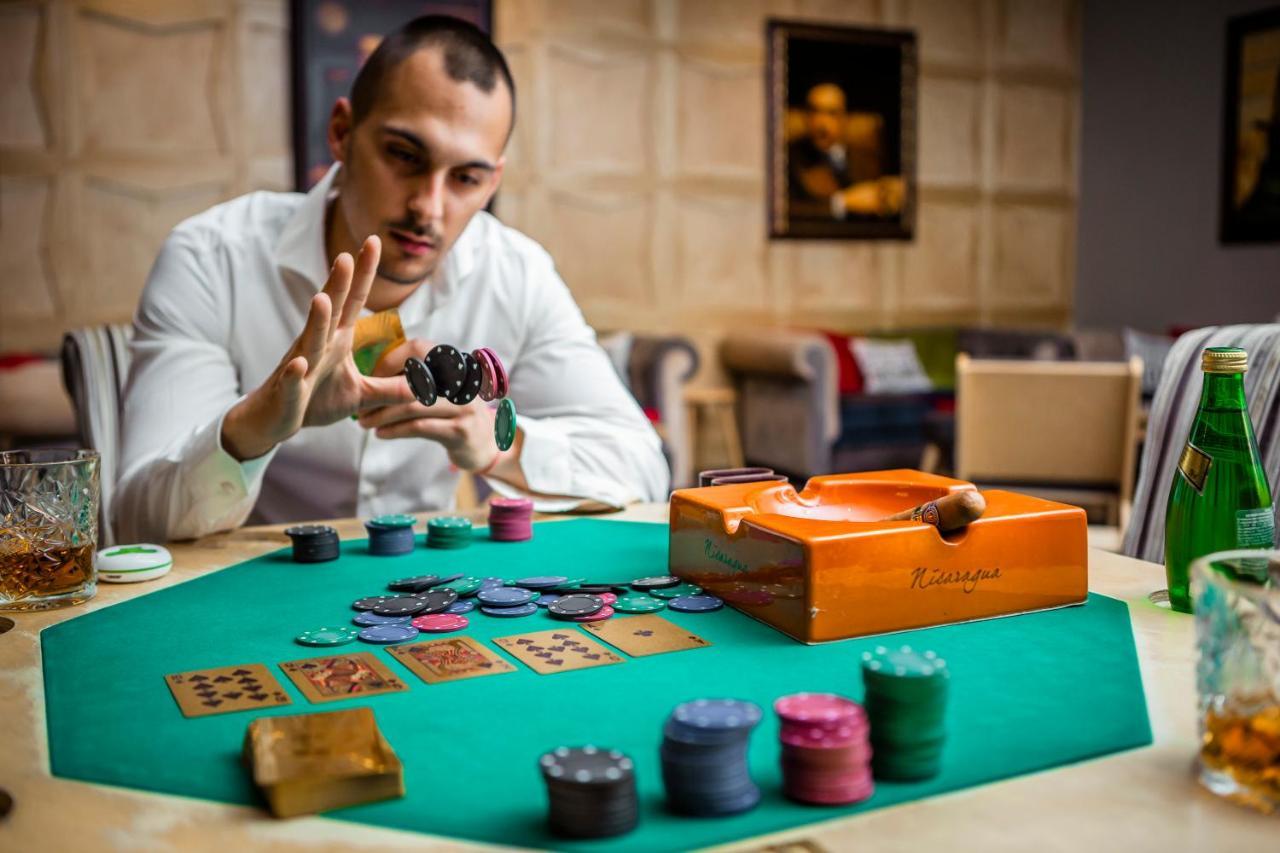 ולינגראד Hotel Arte Spa & Park מראה חיצוני תמונה A player at a poker table