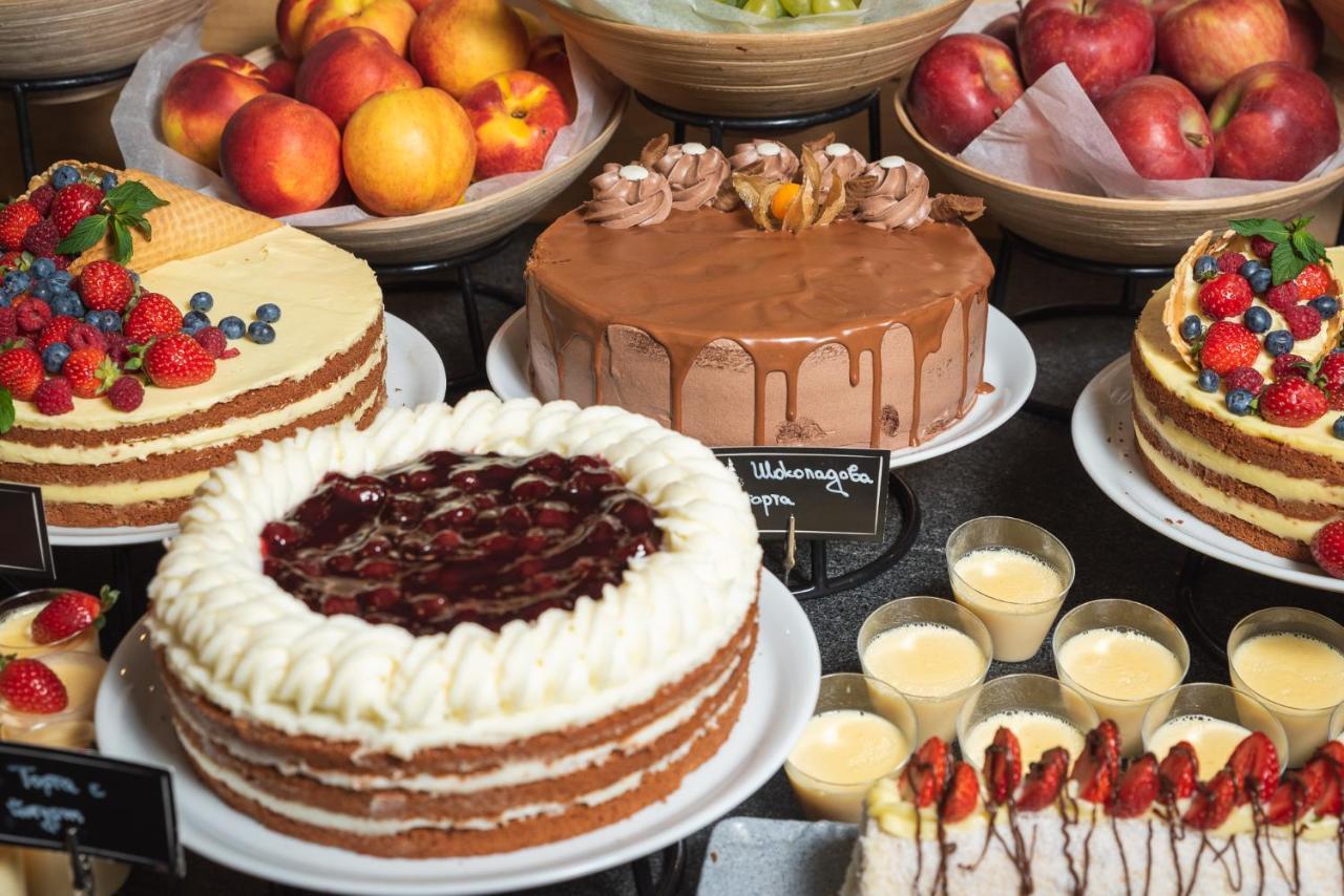 ולינגראד Hotel Arte Spa & Park מראה חיצוני תמונה A selection of cakes