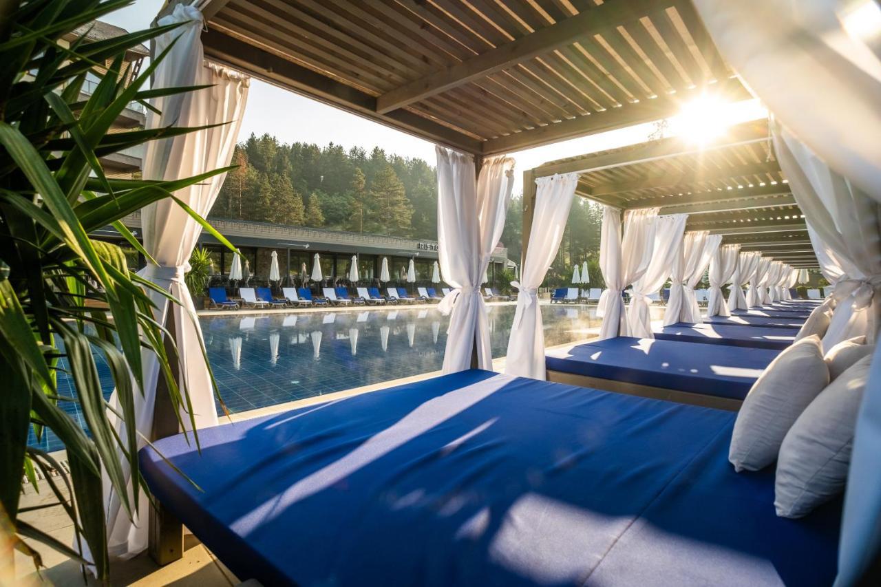 ולינגראד Hotel Arte Spa & Park מראה חיצוני תמונה Cabana at the pool