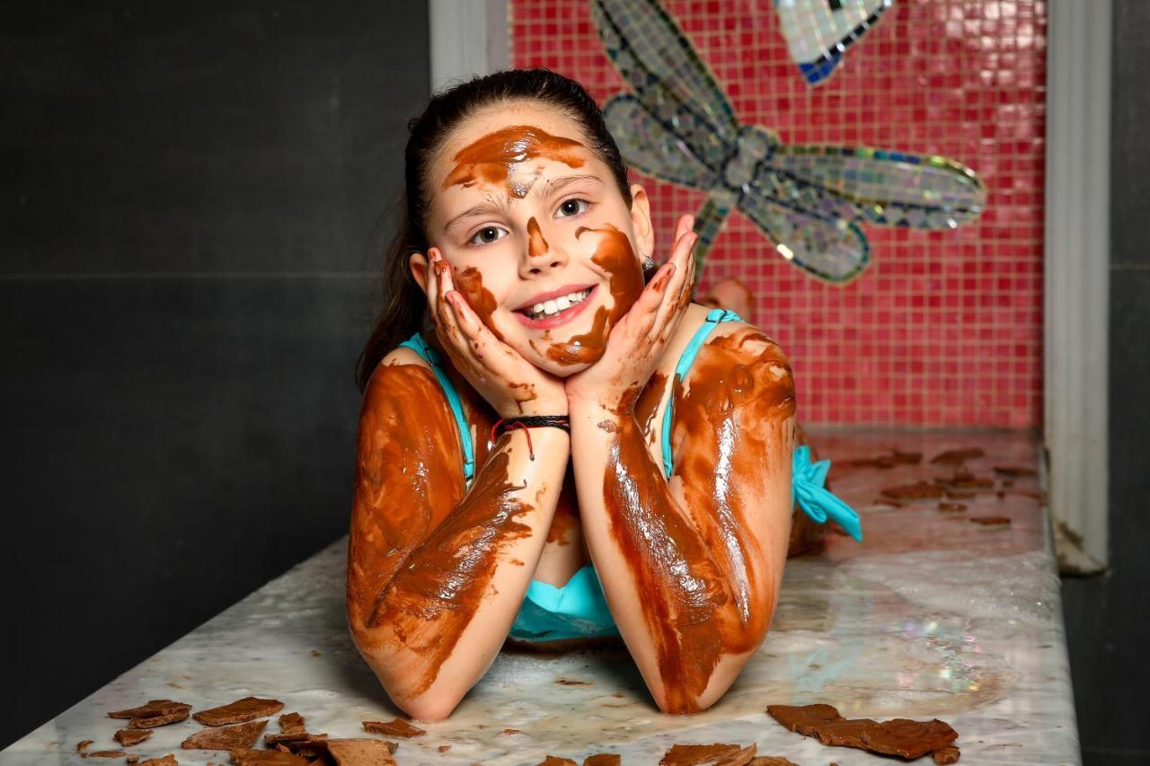 ולינגראד Hotel Arte Spa & Park מראה חיצוני תמונה A woman covered in chocolate