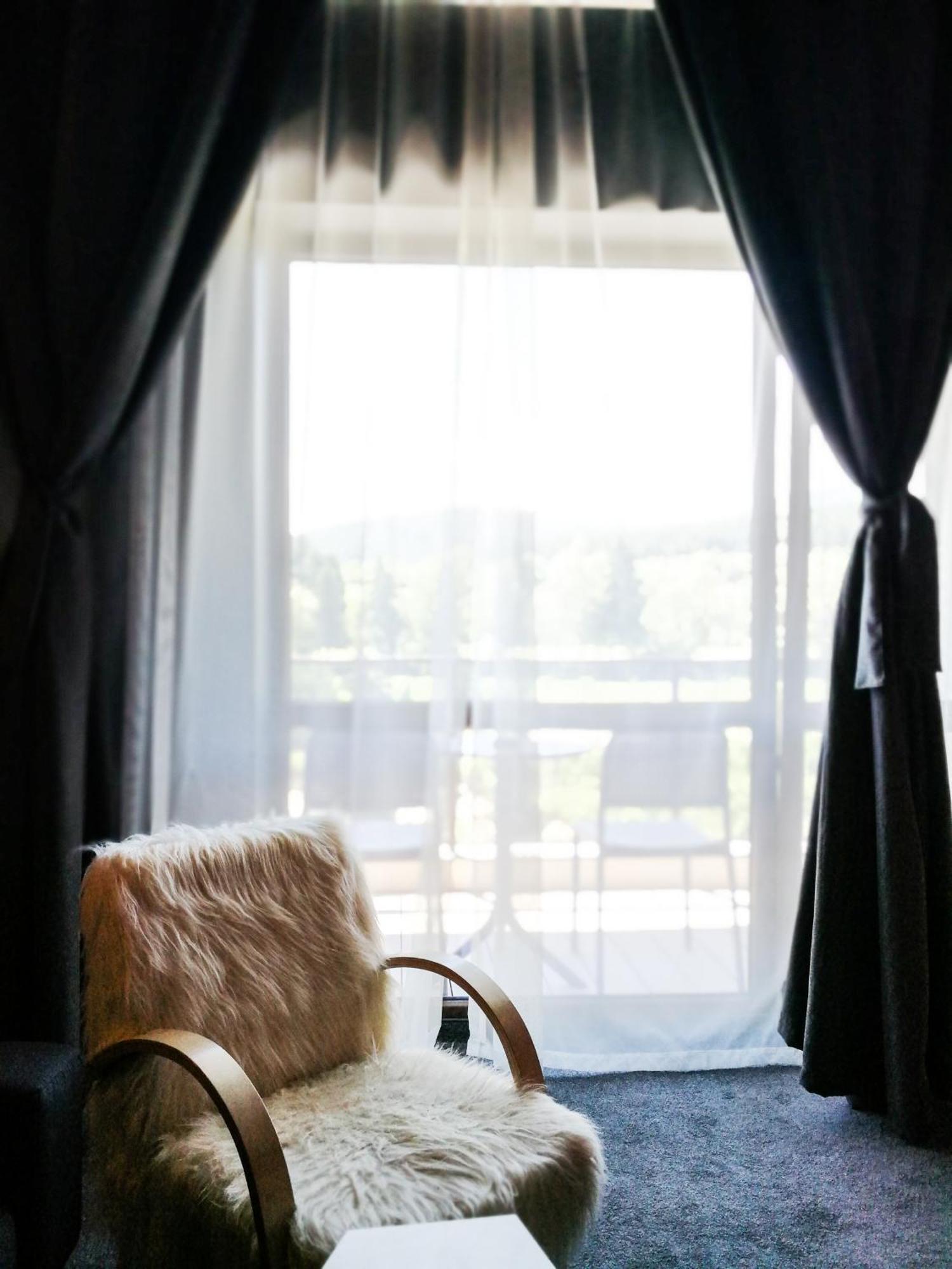 ולינגראד Hotel Arte Spa & Park חדר תמונה Curtains