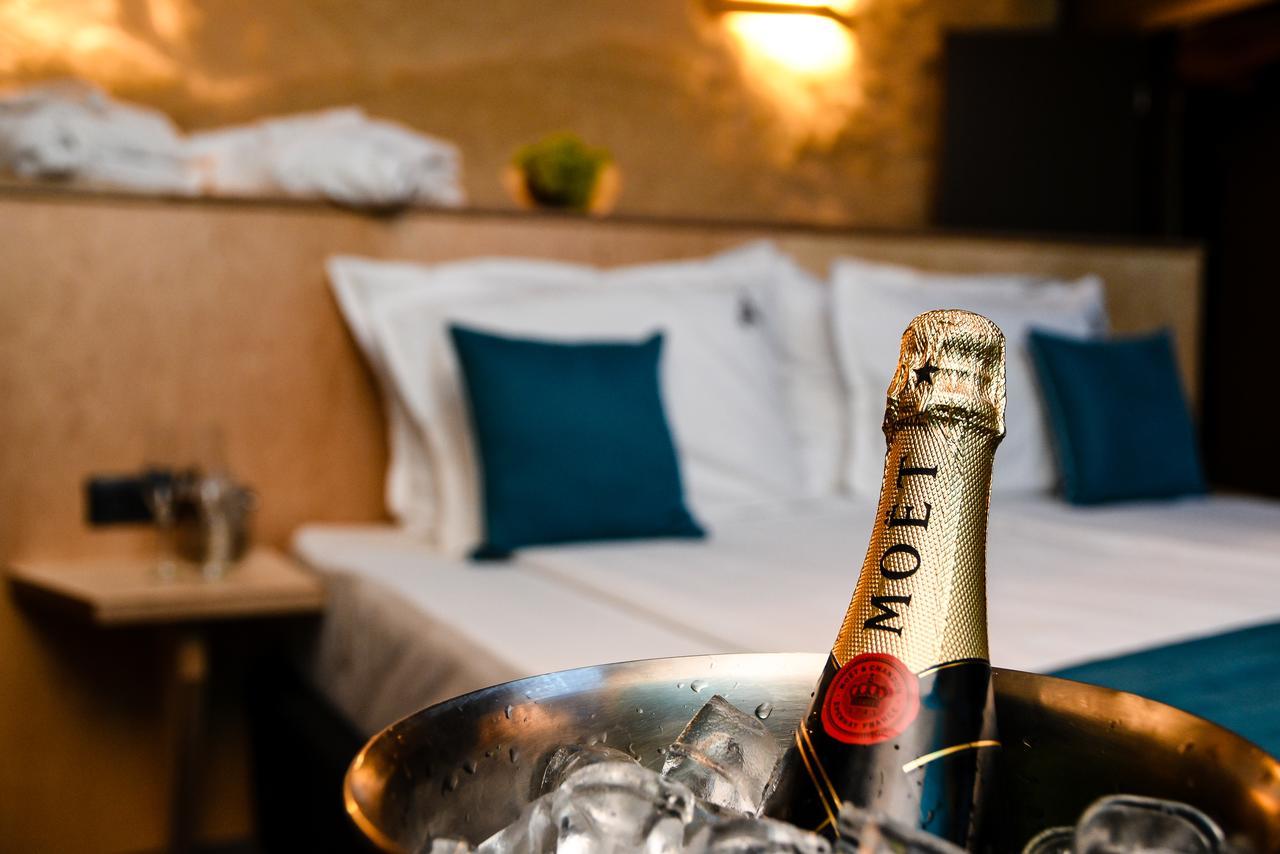 ולינגראד Hotel Arte Spa & Park מראה חיצוני תמונה A bottle of Moët & Chandon champagne